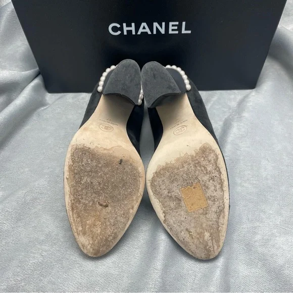 Chanel Black Suede CC Pumps with Pearl-Trim - Picture 2 of 6